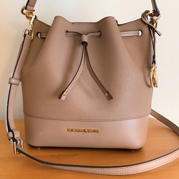 michael kors drawstring bucket bag